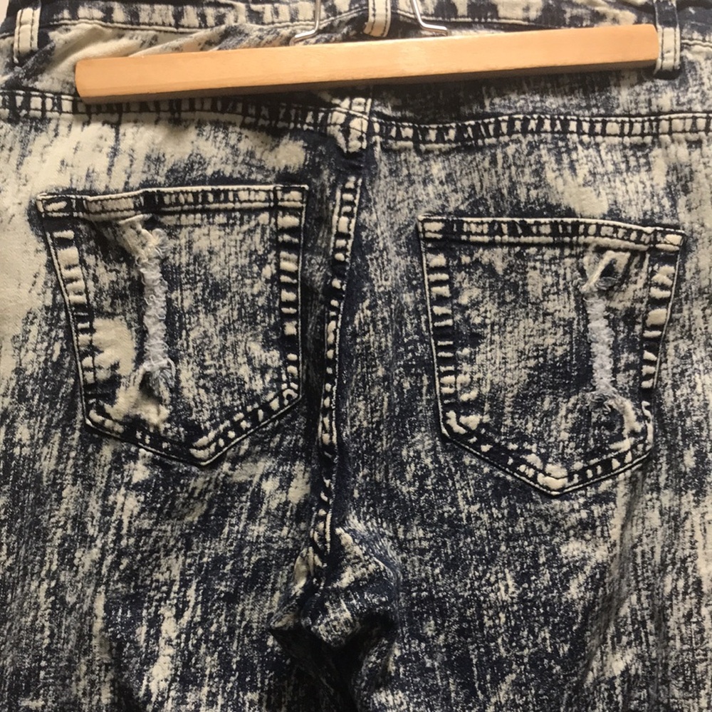 Stonewashed Ripped Jeans - Picture 9 of 9